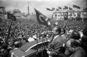 صورة تعكس شعبية ﻋﺪﻧﺎﻥ ﻣﻨﺪﺭﻳﺲ ( الارشيف )