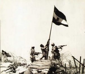 لقطة رفع العلم المصري على شرق القناء يوم 6 اكتوربر 1973 بعد العبور ( الارشيف)