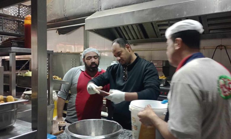 ضبط مصنع عسل بدون ترخيص ولحوم غير صالحة للاستهلاك الآدمي خلال حملات تموينية بمركزي القوصية ومنفلوط بأسيوط 