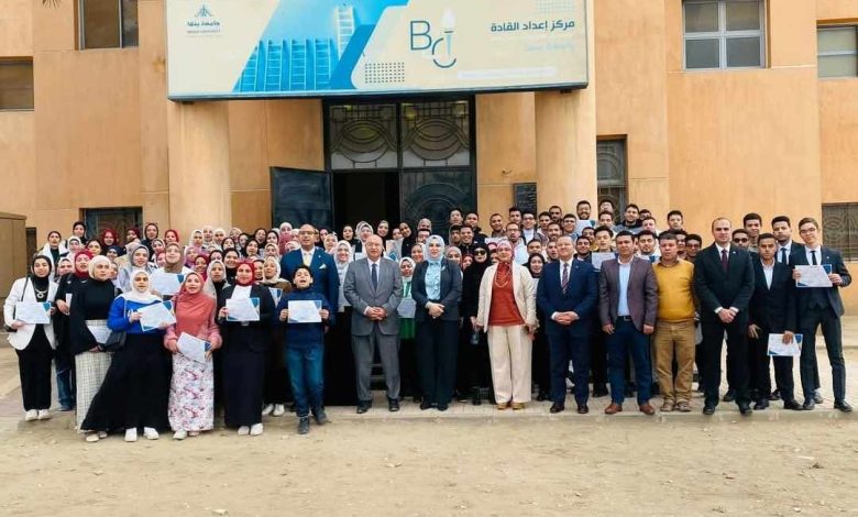 تكريم المشاركين بالدوره التدريبيه ببرنامج اعداد القاده السابع بجامعة بنها 