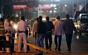 المواطنين حول موقع الانفجار