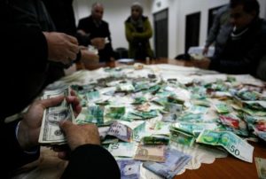 فلسطينيون يحصون الاموال التي جمعت لاسرة مهند الحلبي