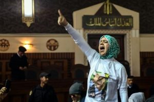 مؤيدة لمبارك تعرب عن غضبها