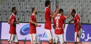 لاعبو الاهلي يحتفلون بالهدف الاول