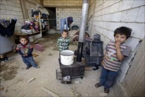 احدى الاسر المحاصرة-أرشيفية