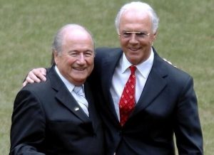 فرانتس بكنباور (يمينا) وجوزيف بلاتر (يسارا)