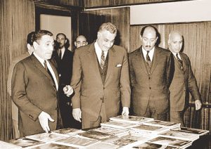 الرئيس عبد التاصر يتوسط هيكل والرئيس السادات على يساره