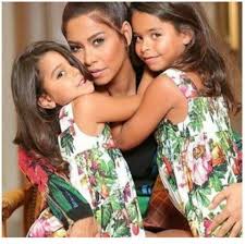 شيرين مع ابنتيها