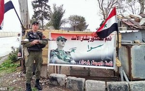 جندي روسي بجوار ملصق لبشار الاسد في اللاذقية