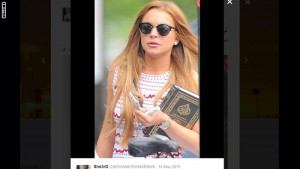 ليندسي لوهان تحمل المصحف الشريف 