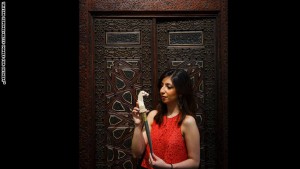 إحدى العاملات في دار "سوثبيز" للمزادات تتفحص خنجراً بمقبض على شكل رأس حصان من عهد المغول في القرن السابع عشر