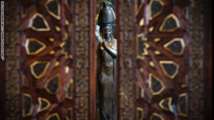 عرض تمثال من صنع النحات المصري محمود مختار باسم "على ضفاف النيل" سي ان ان