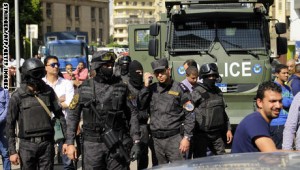 قوات الامن المصرية امام مقر نقابة الصحفيين