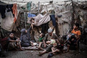 هذه ليست صورة من فيلم عن الفقر .. ولكنها صورة واقعية لاسرة مصرية تعيش في عشوائيات القاهرة