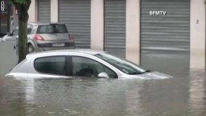 سيارة غارقة في مياه الفيضانت بباريس