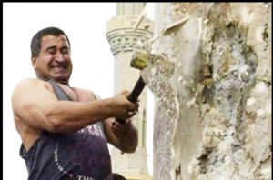 كأظم الجبوري اثناء تحطيم التمثال