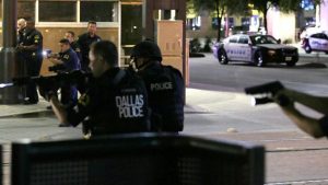 الشرطة تتبادل اطلاق النار مع المهاجمين