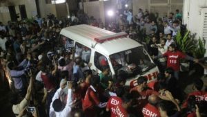 جثمان عبد الستار إيدهي في إحدى سيارات الإسعاف التابعة لمؤسسته