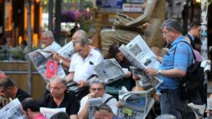 مواطنون اتراك يطالعون الصحف ( الارشيف)