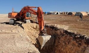 الخندق الذي يتم حفرة شمال الفلوجة