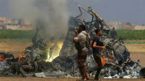 صورة بثتها مواقع التواصل الاجتماعي حطامامتفحم بدا أنه يعود للمروحية الروسية