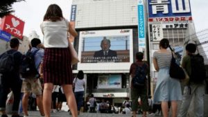 اليابانيون يتابعون خطاب متلفز لـ أكيهيتو