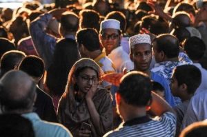 حشد يتواجد في المكان الذي قتل فيه أكونجي