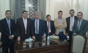 الدكتور محجوب بين مؤيديه 