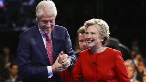 بيل كلينتون يحيي هيلاري بعد المناظرة