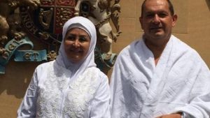 سايمون وزوجته بملابس الاحرام