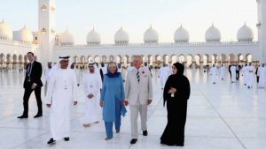 الأمير تشارلز وزوجته في زيارة لأحد المساجد في الإمارات