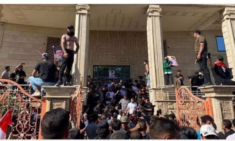 حرق السفارة السويدية بالعراق :