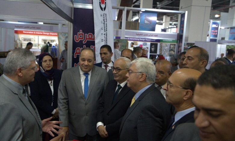 عاشور وحجازي يتفقدان جناح الجامعة اليابانية فى معرض اخبار اليوم التعليمى