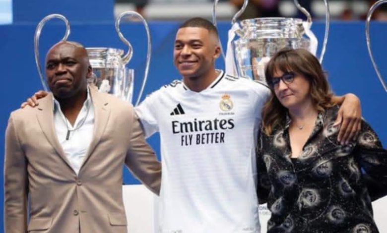 والد مبابي ووالدته ووكيلة أعماله "فايزة العماري "وكليان مبابي في حفل تقديم مبابي للجماهير كلاعب لنادي ريال مدريد الإسباني.