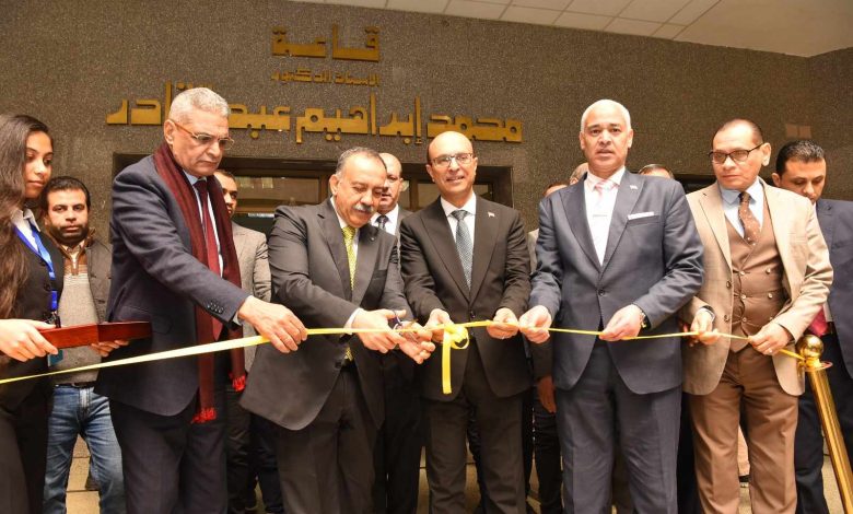 محافظ أسيوط ورئيس الجامعة يفتتحان معرض مشروعات Capstone لطلاب برنامج البكالوريوس فى العلوم والتربية بالجامعة 