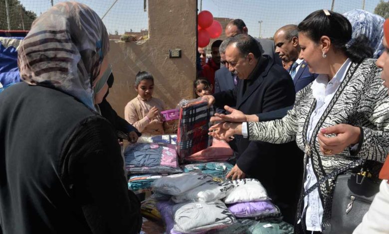 محافظ أسيوط يفتتح معرض منتجات مشغل البنات بقرية ريفا لتسويق منتجاتهن