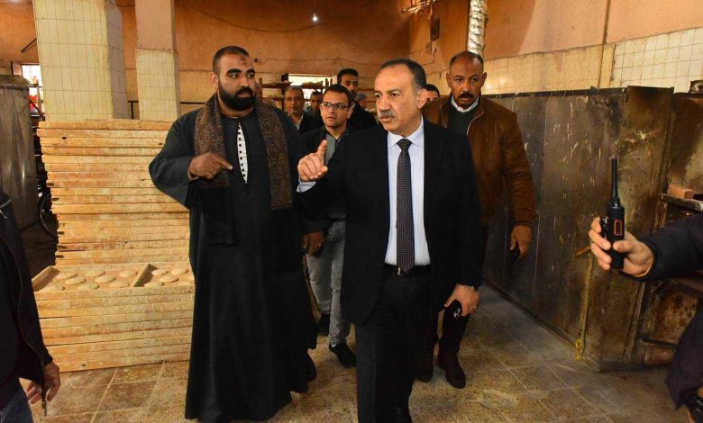 محافظ أسيوط يفاجئ المخبز الآلي بالوليدية للإطمئنان على جودة الخبز البلدي