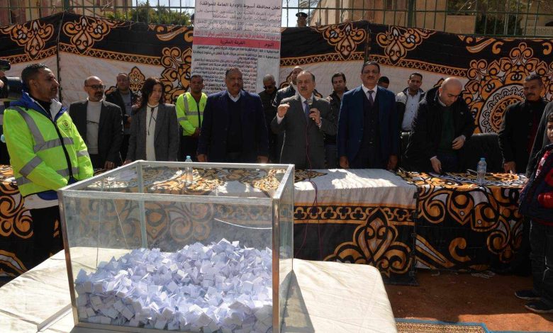 محافظ أسيوط يشهد القرعة العلنية لاختيار الفائزين بترخيص 150 سيارة تاكسى