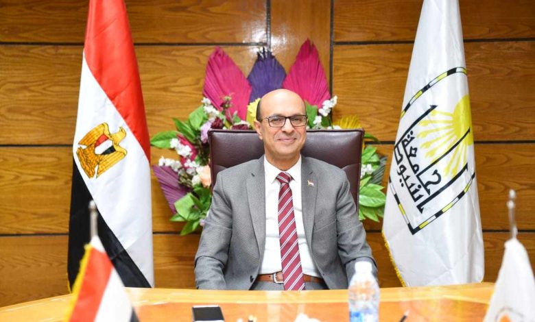 المنشاوي يقرر صرف مكافأة الف جنية لجميع العاملين بجامعة أسيوط